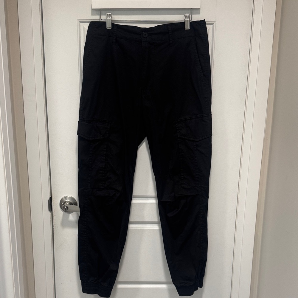 OUTCOME Men's Black Cargo Pants- medium